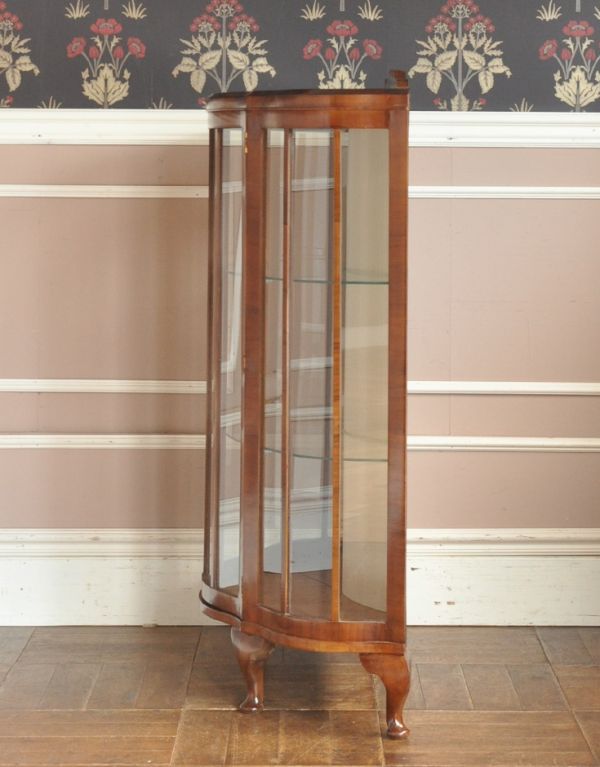 アンティークのキャビネット　アンティーク家具　アンティーク英国家具のショーケース、上品なミラー付きガラスキャビネット。サイドもガラスなので、どこから見ても美しいです！しっかり作られているので、安心してお使いいただけます。(q-544-f)