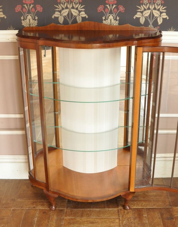 アンティークのキャビネット　アンティーク家具　アンティーク英国家具のショーケース、上品なミラー付きガラスキャビネット。１枚の扉なので、扉を開いたときも美しいです。(q-544-f)
