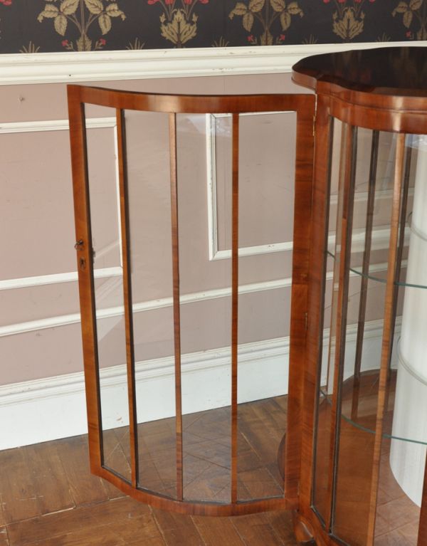アンティークのキャビネット　アンティーク家具　アンティーク英国家具のショーケース、上品なミラー付きガラスキャビネット。ガラスもアンティークならでは。(q-544-f)