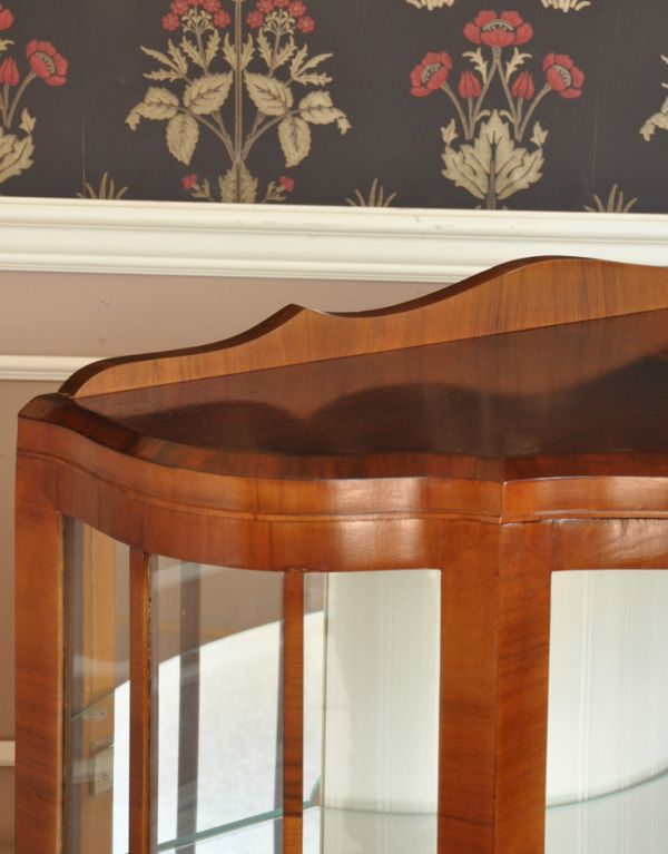 アンティークのキャビネット　アンティーク家具　アンティーク英国家具のショーケース、上品なミラー付きガラスキャビネット。トップにも彫の装飾があります。(q-544-f)