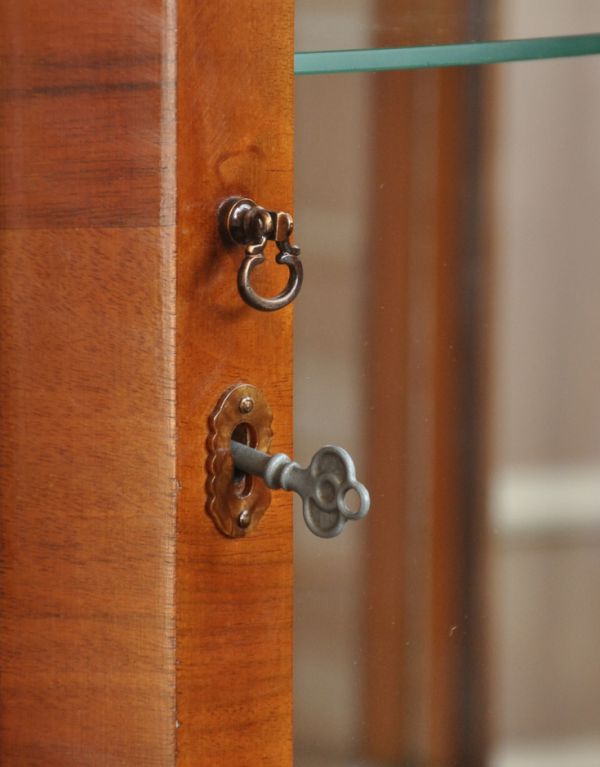 アンティークのキャビネット　アンティーク家具　アンティーク英国家具のショーケース、上品なミラー付きガラスキャビネット。取っ手がちょこんと付いています。(q-544-f)