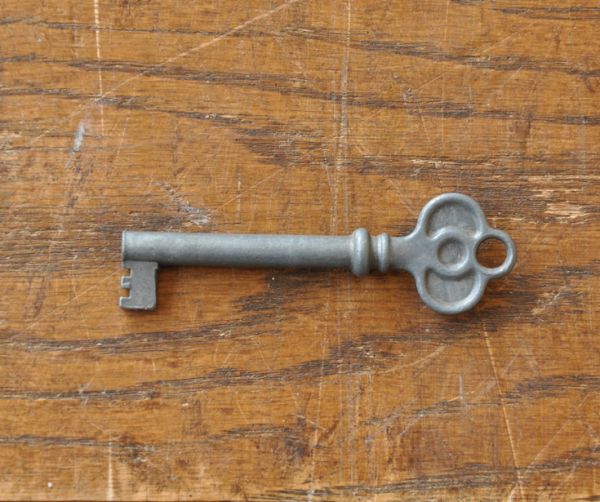 アンティークのキャビネット　アンティーク家具　アンティーク英国家具のショーケース、上品なミラー付きガラスキャビネット。このまま飾っておいても素敵なアンティークの鍵付きです。(q-544-f)