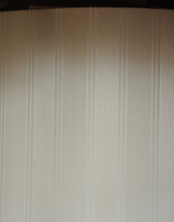 アンティークのキャビネット　アンティーク家具　アンティーク英国家具のショーケース、上品なミラー付きガラスキャビネット。背板に貼られたクロスは新しいものに張り替えました。(q-544-f)