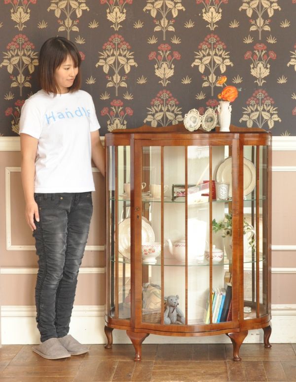 アンティークのキャビネット　アンティーク家具　アンティーク英国家具のショーケース、上品なミラー付きガラスキャビネット。ショーケースのように、お気に入りの雑貨や食器を並べてみましょう。(q-544-f)