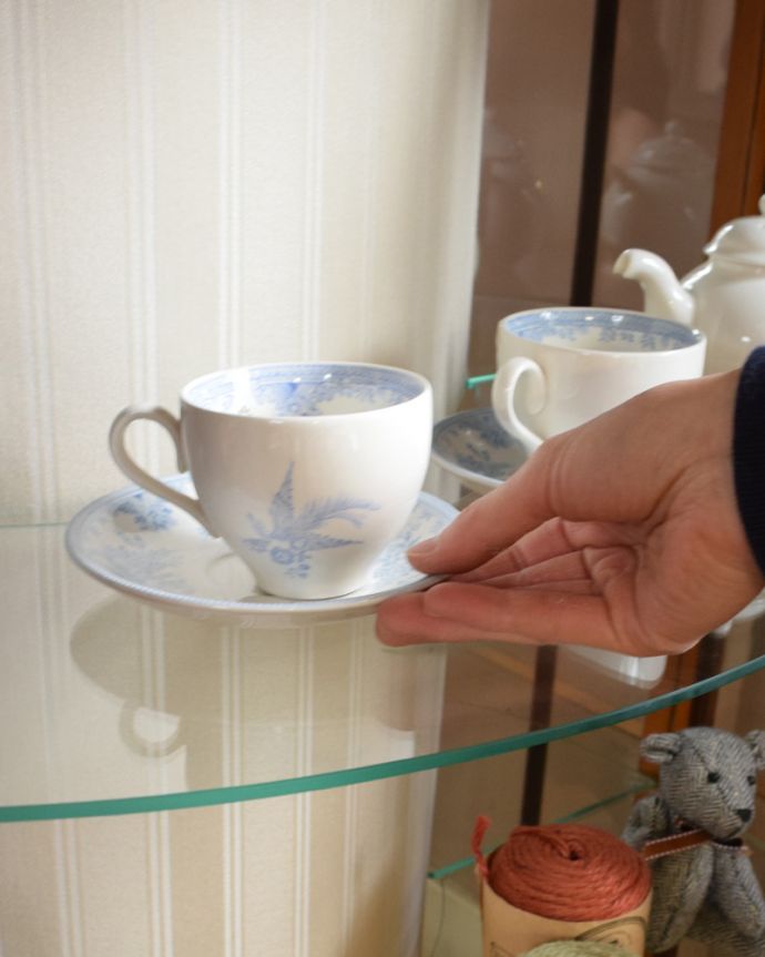 アンティークのキャビネット　アンティーク家具　アンティーク英国家具のショーケース、上品なミラー付きガラスキャビネット。最初は、なんでもOK！飾るものがないから…なんて思わないで、お家にあるお客様用のカップなどを入れてみましょう。(q-544-f)