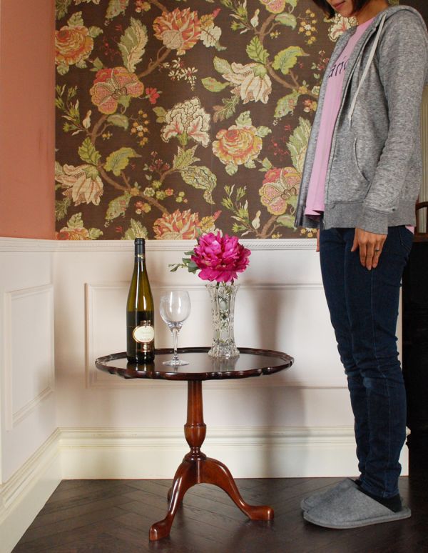 ロイドテーブル　アンティーク家具　優雅で品があるアンティーク英国家具、ウォルナット材のワインテーブル。玄関で花器を飾ったり、ソファの横に持ってくれば、ちょうどいいサイドテーブルに。(q-545-f)