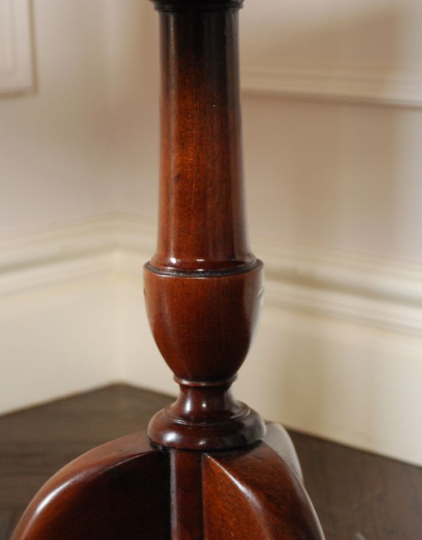 ロイドテーブル　アンティーク家具　優雅で品があるアンティーク英国家具、ウォルナット材のワインテーブル。１つ１つキレイな装飾には、思わずうっとりしてしまいます。(q-545-f)