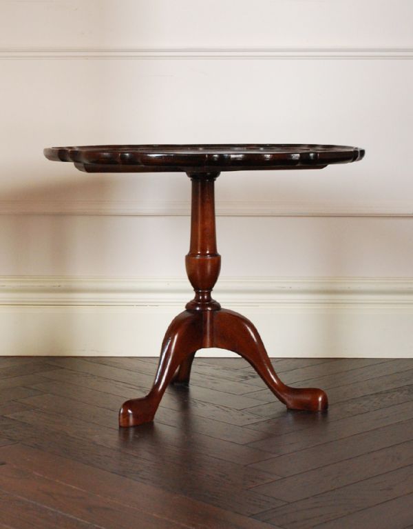 ロイドテーブル　アンティーク家具　優雅で品があるアンティーク英国家具、ウォルナット材のワインテーブル。きちんとメンテナンスしてあるので、裏側もキレイです。(q-545-f)