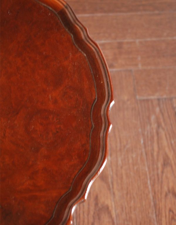 ロイドテーブル　アンティーク家具　優雅で品があるアンティーク英国家具、ウォルナット材のワインテーブル。縁どりのカッティングがとっても優雅・・・きちんと修復しているので、届いたその日からお使いいただけます。(q-545-f)