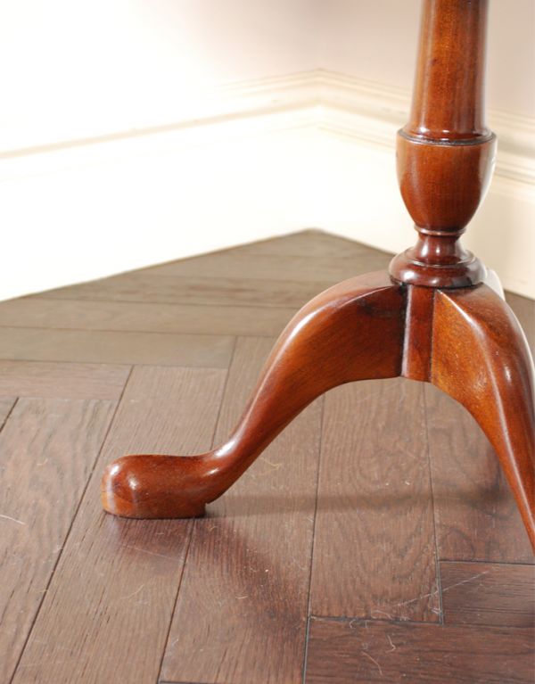 ロイドテーブル　アンティーク家具　優雅で品があるアンティーク英国家具、ウォルナット材のワインテーブル。女性らしい可憐なテーブルです。(q-545-f)