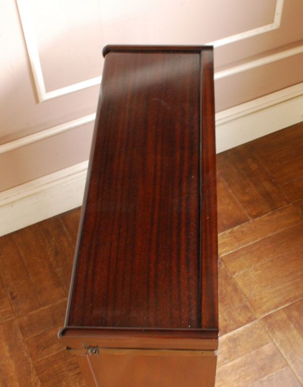 アンティークのキャビネット　アンティーク家具　英国アンティーク家具、グローブ・ヴェルニッケ社のスタッキングブックケース（本棚）。天板の塗装もキレイに仕上げました。(q-546-f)