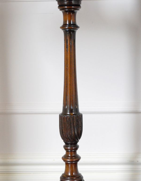 ロイドテーブル アンティーク家具 イギリスのアンティーク家具、マホガニー材のワインテーブル。キレイな装飾には、思わずうっとりしてしまいます。(q-550-f)