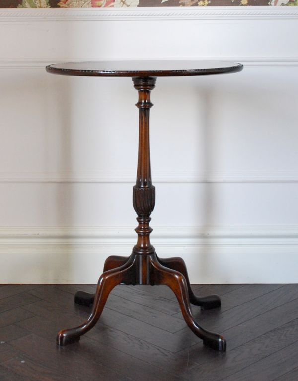 ロイドテーブル アンティーク家具 イギリスのアンティーク家具、マホガニー材のワインテーブル。高級感のある彫りのデザインと脚先の優雅なカーブが自慢のテーブルです。(q-550-f)
