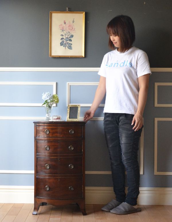 アンティークのキャビネット　アンティーク家具　マホガニー材の美しい英国のアンティーク家具、ペディスタルカップボード（チェスト）。高級感があって女性らしい優しいシルエット。(q-552-f)