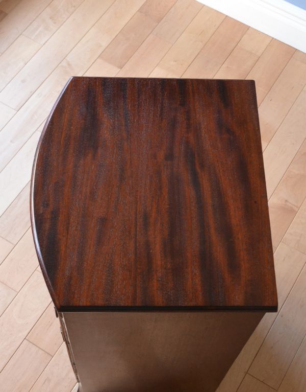 アンティークのキャビネット　アンティーク家具　マホガニー材の美しい英国のアンティーク家具、ペディスタルカップボード（チェスト）。天板も木目がとってもキレイです。(q-552-f)