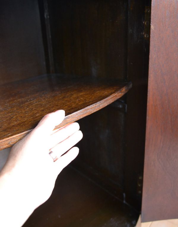 アンティークのキャビネット　アンティーク家具　マホガニー材の美しい英国のアンティーク家具、ペディスタルカップボード（チェスト）。棚板は可動式になっています。(q-552-f)