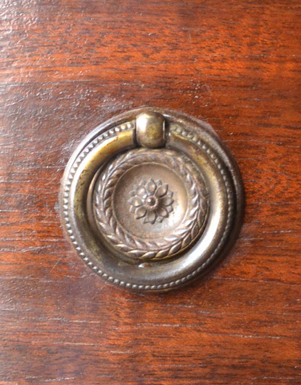 アンティークのキャビネット　アンティーク家具　マホガニー材の美しい英国のアンティーク家具、ペディスタルカップボード（チェスト）。高級感のあるリングの取っ手が付いています。(q-552-f)