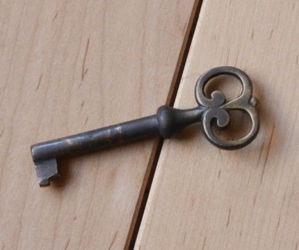 アンティークのキャビネット　アンティーク家具　マホガニー材の美しい英国のアンティーク家具、ペディスタルカップボード（チェスト）。このまま飾っておいても素敵なアンティークの鍵付きです。(q-552-f)