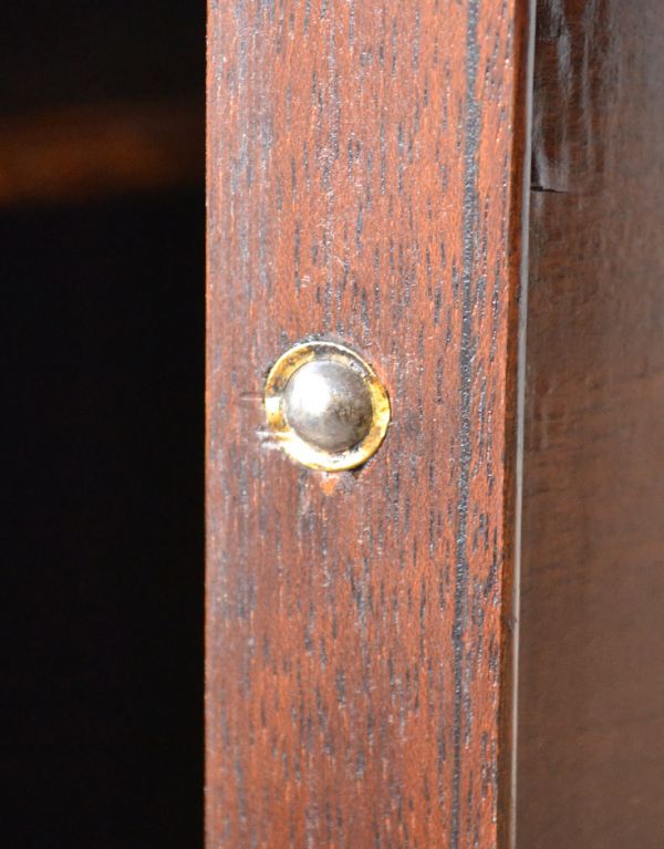 アンティークのキャビネット　アンティーク家具　マホガニー材の美しい英国のアンティーク家具、ペディスタルカップボード（チェスト）。ドアキャッチャーが付いているので、開閉もしっかりしています。(q-552-f)