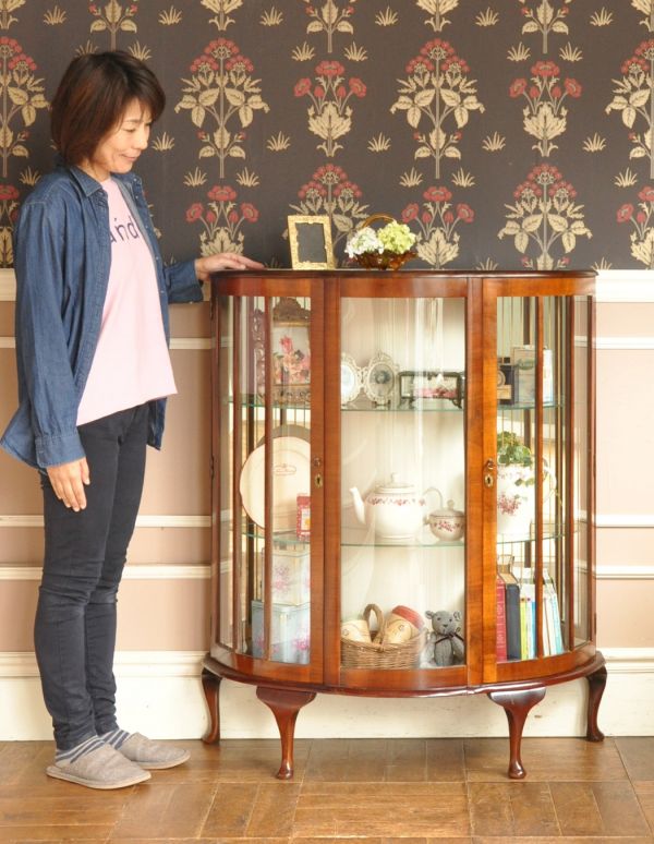 アンティークのキャビネット アンティーク家具 英国のアンティーク家具、模様入りのミラーが華やかなガラスキャビネット(飾り棚)。風格と品があるので、リビングはもちろん、和室や書斎、客間にも最適。(q-553-f)