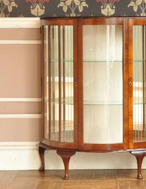 アンティークのキャビネット アンティーク家具 英国のアンティーク家具、模様入りのミラーが華やかなガラスキャビネット(飾り棚)。アンティークのガラスがキレイにはめ込んであります。(q-553-f)
