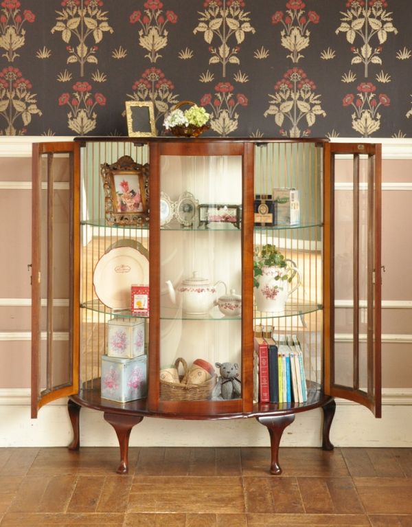 アンティークのキャビネット アンティーク家具 英国のアンティーク家具、模様入りのミラーが華やかなガラスキャビネット(飾り棚)。3段あります。(q-553-f)