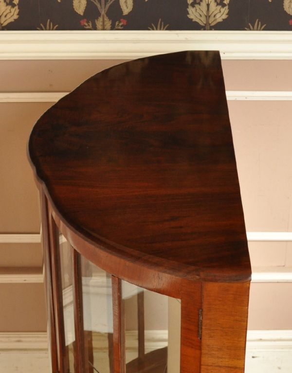 アンティークのキャビネット アンティーク家具 英国のアンティーク家具、模様入りのミラーが華やかなガラスキャビネット(飾り棚)。天板もピカピカにお直ししました。(q-553-f)