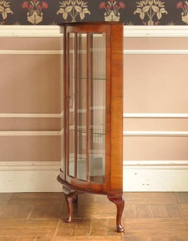 アンティークのキャビネット アンティーク家具 英国のアンティーク家具、模様入りのミラーが華やかなガラスキャビネット(飾り棚)。サイドもガラスなので、どこから見ても美しいです!しっかり作られているので、安心してお使いいただけます。(q-553-f)