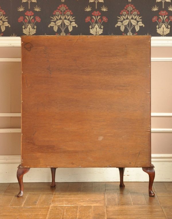 アンティークのキャビネット アンティーク家具 英国のアンティーク家具、模様入りのミラーが華やかなガラスキャビネット(飾り棚)。きちんとメンテナンスしてあるので、裏側もキレイです。(q-553-f)