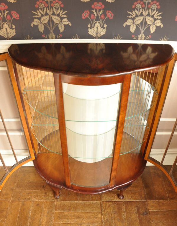 アンティークのキャビネット アンティーク家具 英国のアンティーク家具、模様入りのミラーが華やかなガラスキャビネット(飾り棚)。キレイに修復してありますので、いろんなものを収納して下さい。(q-553-f)