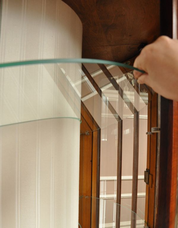 アンティークのキャビネット アンティーク家具 英国のアンティーク家具、模様入りのミラーが華やかなガラスキャビネット(飾り棚)。ガラスの棚板は可動です。(q-553-f)