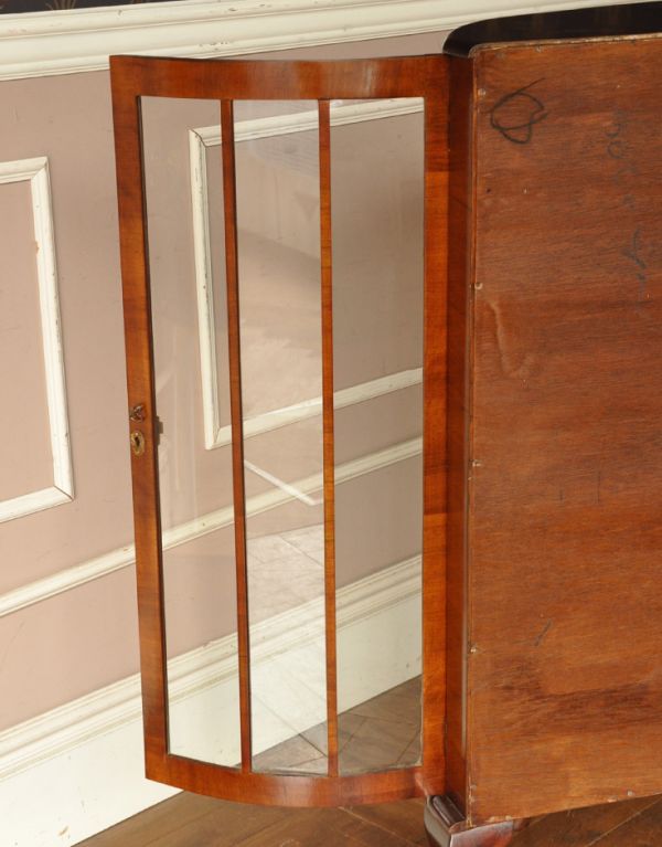 アンティークのキャビネット アンティーク家具 英国のアンティーク家具、模様入りのミラーが華やかなガラスキャビネット(飾り棚)。ガラスもアンティークならでは。(q-553-f)