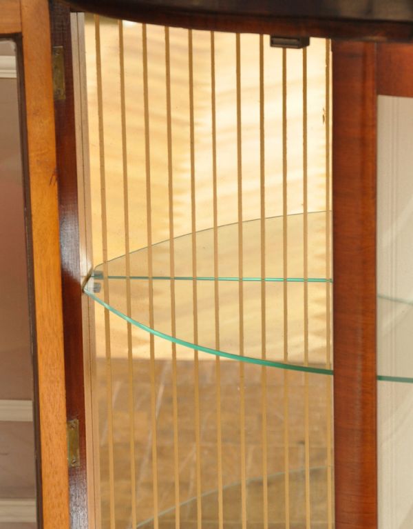 アンティークのキャビネット アンティーク家具 英国のアンティーク家具、模様入りのミラーが華やかなガラスキャビネット(飾り棚)。背板が鏡張りになっています。(q-553-f)