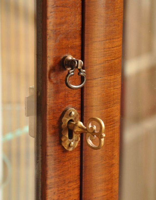 アンティークのキャビネット アンティーク家具 英国のアンティーク家具、模様入りのミラーが華やかなガラスキャビネット(飾り棚)。小さな取っ手がちょこんと付いています。(q-553-f)