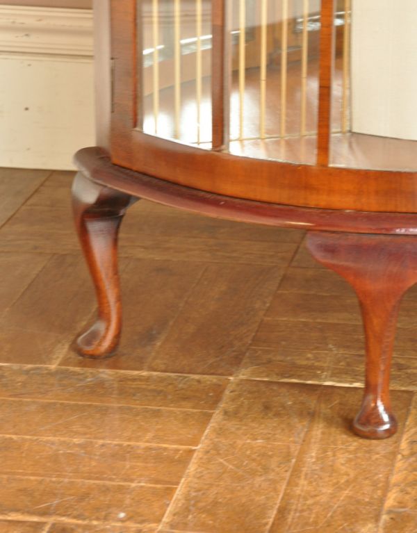 アンティークのキャビネット アンティーク家具 英国のアンティーク家具、模様入りのミラーが華やかなガラスキャビネット(飾り棚)。安定感のある脚がしっかり支えます。(q-553-f)