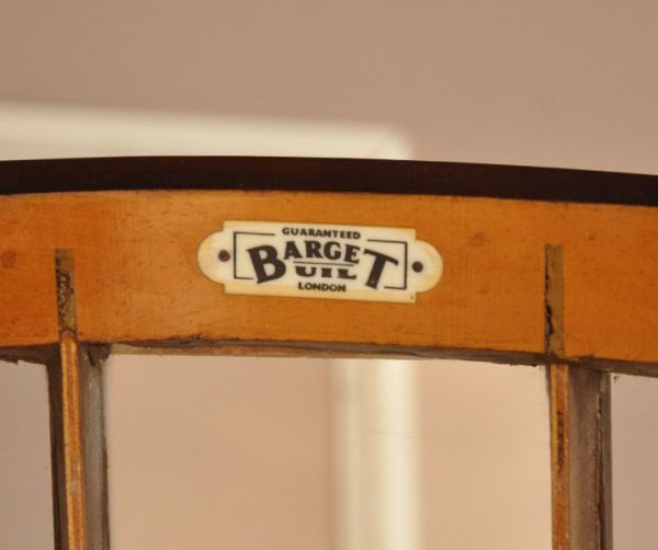 アンティークのキャビネット アンティーク家具 英国のアンティーク家具、模様入りのミラーが華やかなガラスキャビネット(飾り棚)。メーカーのタグが残っていました。(q-553-f)