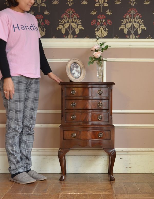 アンティークのチェスト アンティーク家具 高級感のあるアンティーク家具、英国の小さなチェストオブドロワーズ。高級感があって女性らしい優しいシルエット。(q-555-f)