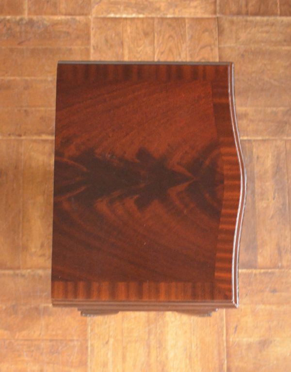 アンティークのチェスト アンティーク家具 高級感のあるアンティーク家具、英国の小さなチェストオブドロワーズ。天板も木目がキレイです。(q-555-f)