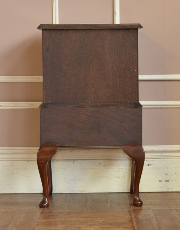 アンティークのチェスト アンティーク家具 高級感のあるアンティーク家具、英国の小さなチェストオブドロワーズ。きちんとメンテナンスしてあるので、裏側もキレイです。(q-555-f)