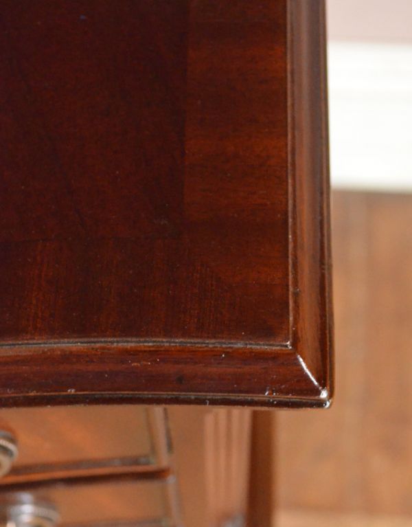 アンティークのチェスト アンティーク家具 高級感のあるアンティーク家具、英国の小さなチェストオブドロワーズ。天板にもカッティングが施されていて、上品です。(q-555-f)