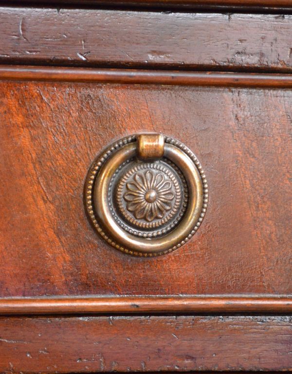 アンティークのチェスト アンティーク家具 高級感のあるアンティーク家具、英国の小さなチェストオブドロワーズ。引き出しの取っ手です。(q-555-f)
