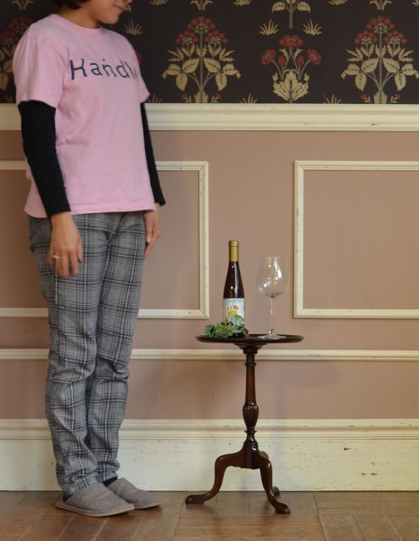 ロイドテーブル　アンティーク家具　木製のオシャレなアンティーク家具、丸い形のワインテーブル。玄関で花器を飾ったり、ソファの前に持ってくれば、ちょうどいいサイドテーブルに。(q-556-f)