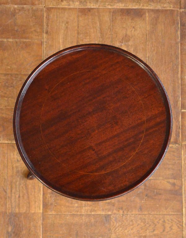 ロイドテーブル　アンティーク家具　木製のオシャレなアンティーク家具、丸い形のワインテーブル。天板もキレイに仕上げました。(q-556-f)