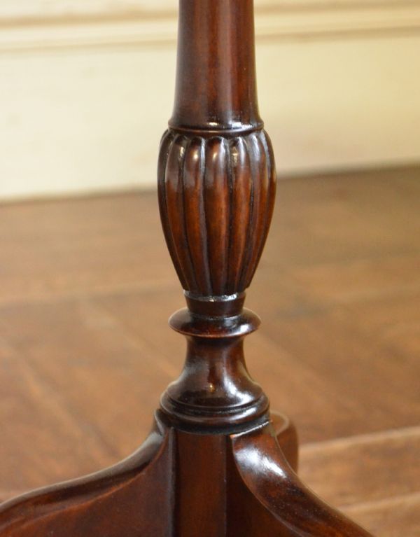 ロイドテーブル　アンティーク家具　木製のオシャレなアンティーク家具、丸い形のワインテーブル。１つ１つキレイな装飾には、思わずうっとりしてしまいます。(q-556-f)