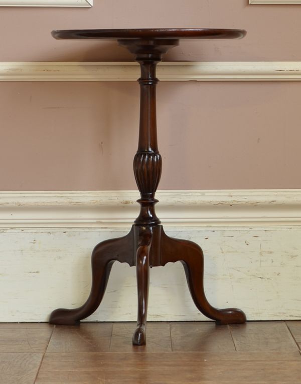 ロイドテーブル　アンティーク家具　木製のオシャレなアンティーク家具、丸い形のワインテーブル。落ち着きのある茶色なので上品です。(q-556-f)