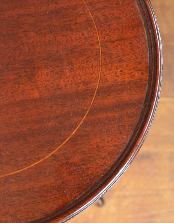 ロイドテーブル　アンティーク家具　木製のオシャレなアンティーク家具、丸い形のワインテーブル。天板には象嵌が施されています。(q-556-f)