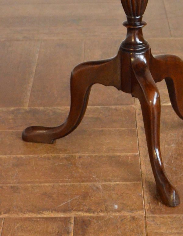 ロイドテーブル　アンティーク家具　木製のオシャレなアンティーク家具、丸い形のワインテーブル。脚先までこだわっています。(q-556-f)