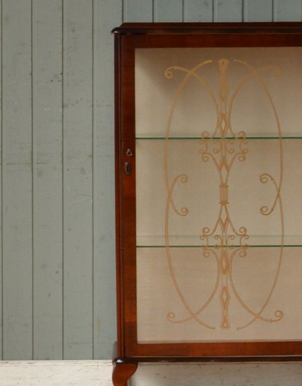 アンティークのキャビネット アンティーク家具 英国アンティーク家具、扉の飾りがキレイなガラスキャビネット(飾り棚)。アンティークのガラスがキレイにはめ込んであります。(q-557-f)