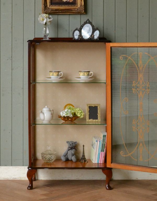 アンティークのキャビネット アンティーク家具 英国アンティーク家具、扉の飾りがキレイなガラスキャビネット(飾り棚)。3段あります。(q-557-f)