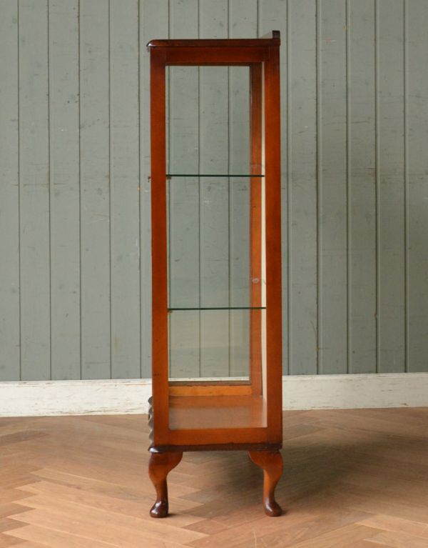 アンティークのキャビネット アンティーク家具 英国アンティーク家具、扉の飾りがキレイなガラスキャビネット(飾り棚)。サイドもガラスなので、どこから見ても美しいです!しっかり作られているので、安心してお使いいただけます。(q-557-f)